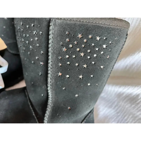 UGG Women’s 6 Black Stars Sheep Skin Fur Lined Classic Short 2 Comfy Comfy Boot - Picture 9 of 11